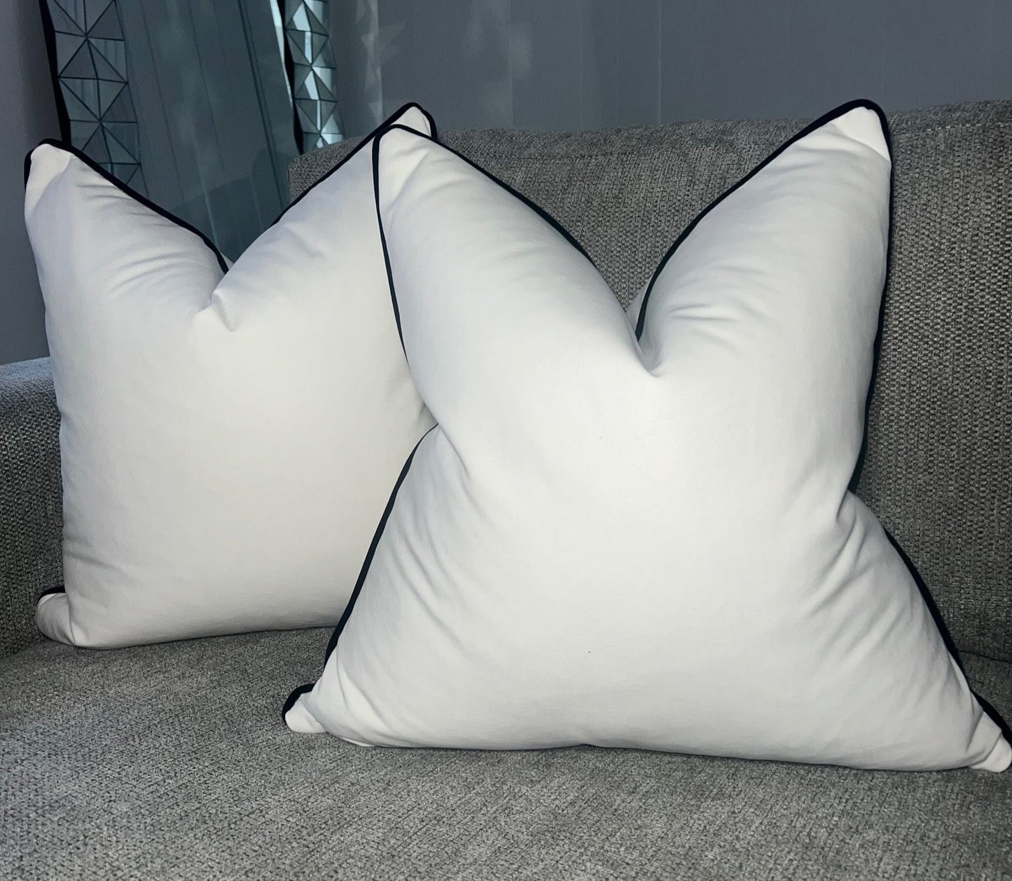 Plush Optic White Black Cushion
