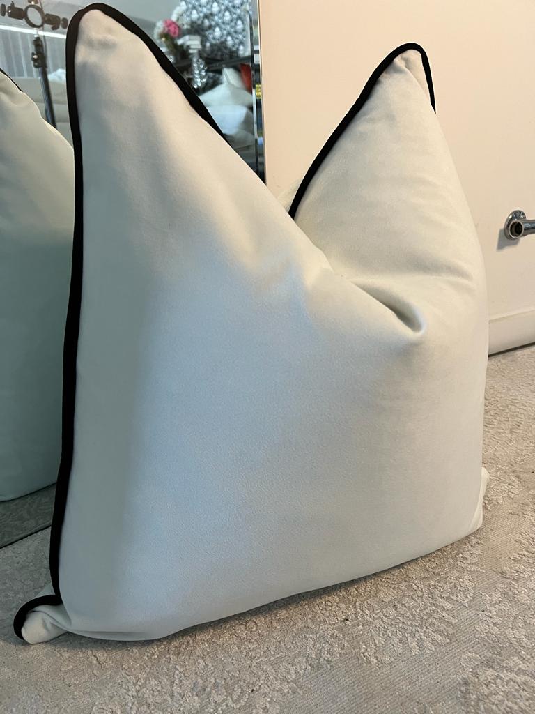 Plush Optic White Black Cushion