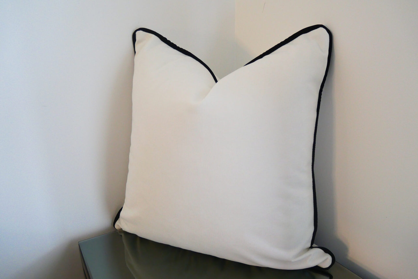 Plush Optic White Black Cushion